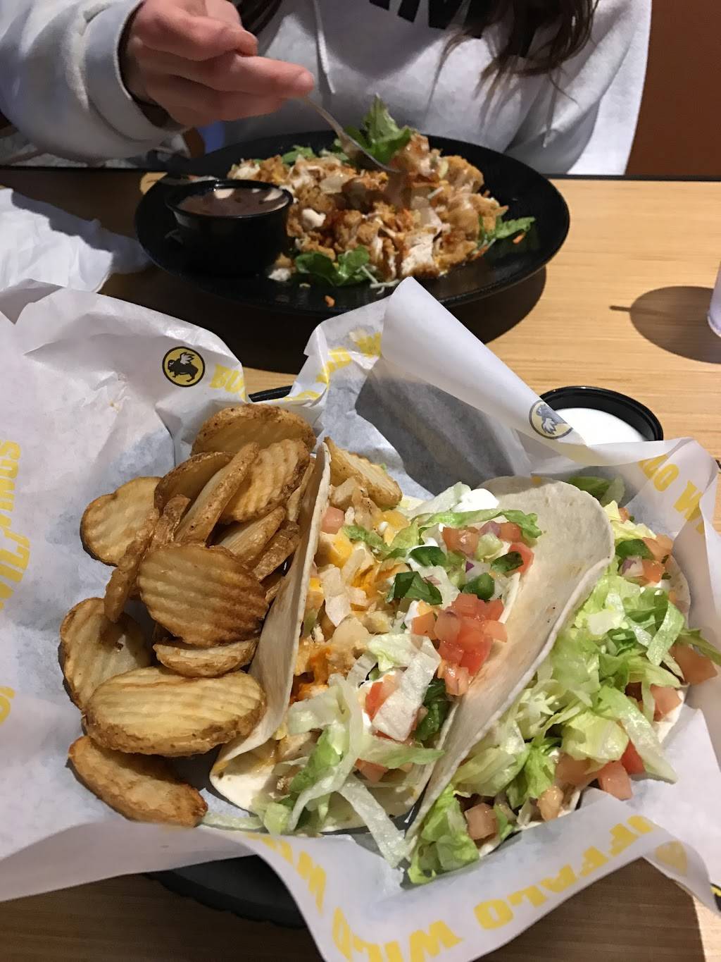 Buffalo Wild Wings | restaurant | 6710 Central Ave, Toledo, OH 43617, USA | 4198432400 OR +1 419-843-2400