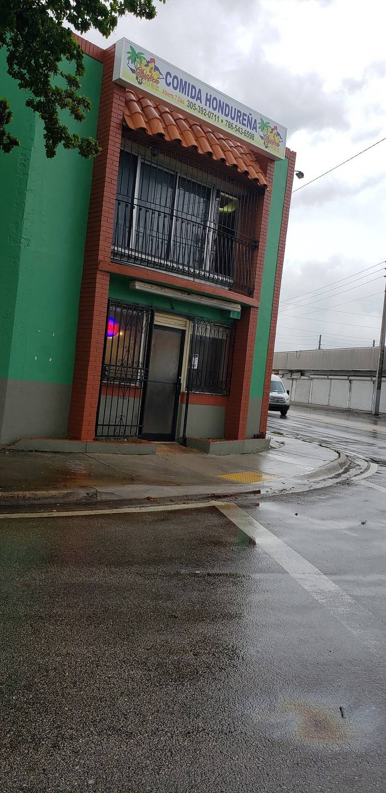 CHICKEN HOUSE #3 comida hondureña | restaurant | 2150 NW 22nd Ave, Miami, FL 33142, USA | 3053920711 OR +1 305-392-0711