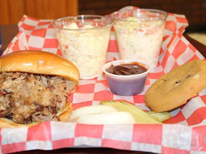 Barbecue Pit | restaurant | 311 E Clairemont Ave, Eau Claire, WI 54701, USA | 7155141642 OR +1 715-514-1642