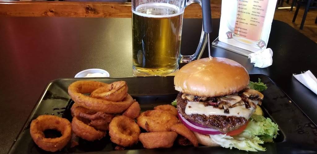 The Varsity Sports Bar And Grill | restaurant | 8112 Beechmont Ave, Cincinnati, OH 45255, USA | 5134743600 OR +1 513-474-3600