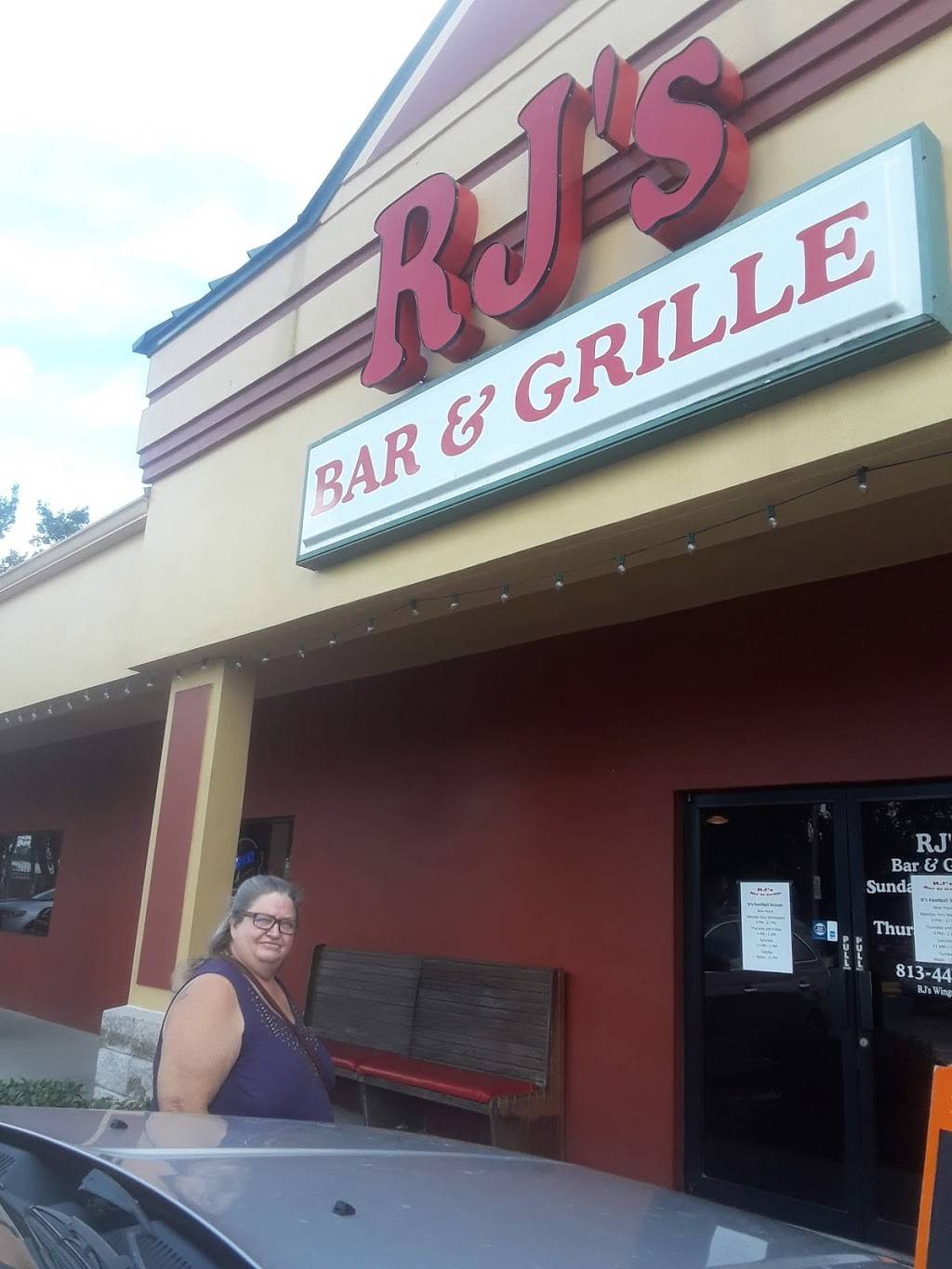 RJs Bar & Grille | restaurant | 5025 E Fowler Ave, Tampa, FL 33617, USA | 8134435380 OR +1 813-443-5380
