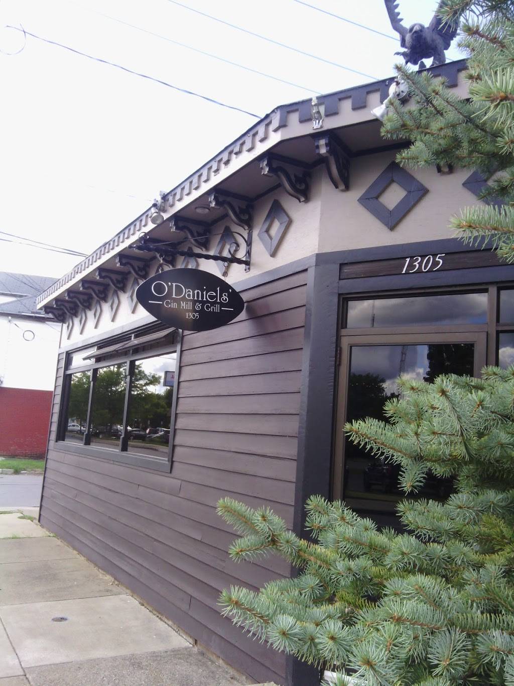 ODaniels GinMill & Grill | restaurant | 1305 Abbott Rd, Buffalo, NY 14218, USA | 7168231100 OR +1 716-823-1100