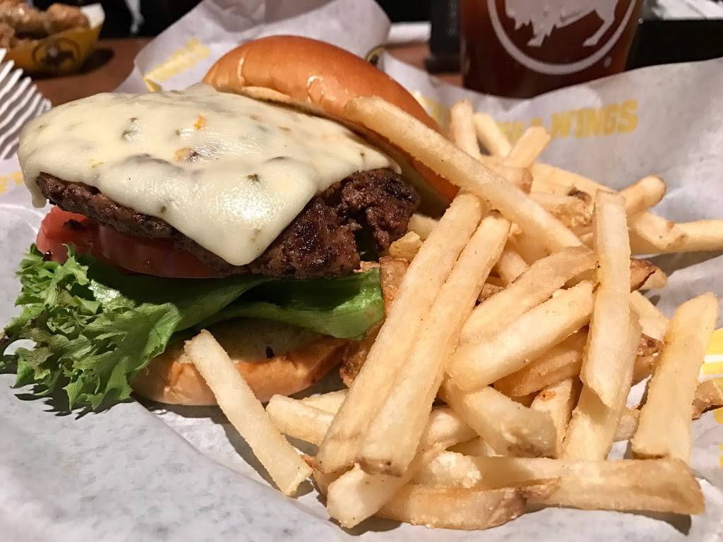 Buffalo Wild Wings | restaurant | 430 E Pleasant Run Rd, Cedar Hill, TX 75104, USA | 9722934172 OR +1 972-293-4172