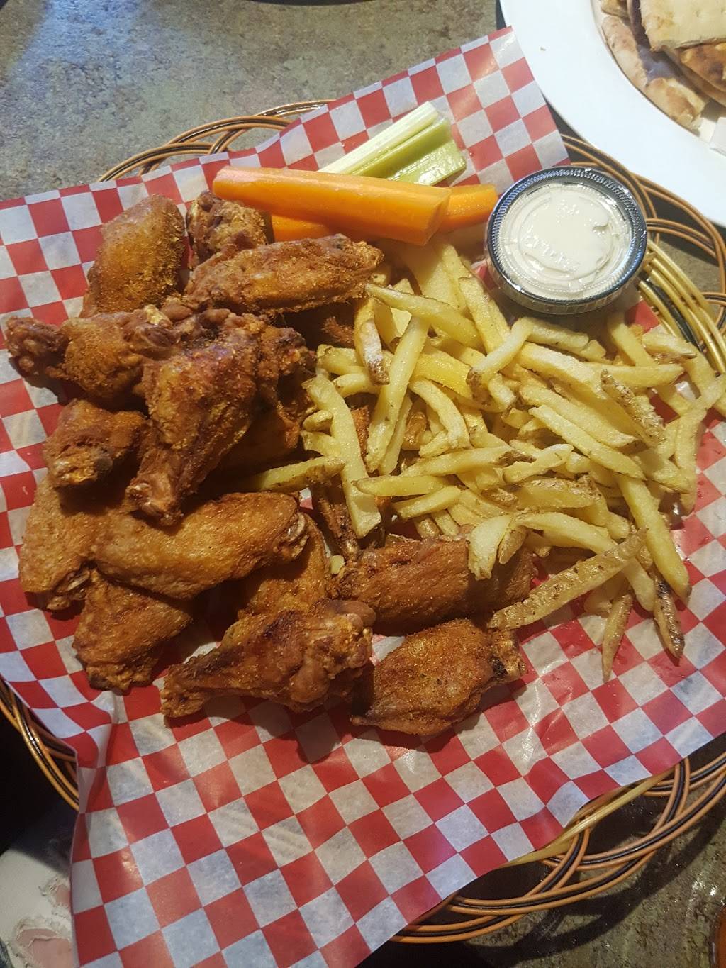 Hoops Sports Bar & Grill | restaurant | 7555 Montrose Rd, Niagara Falls, ON L2H 2E9, Canada | 9053744667 OR +1 905-374-4667