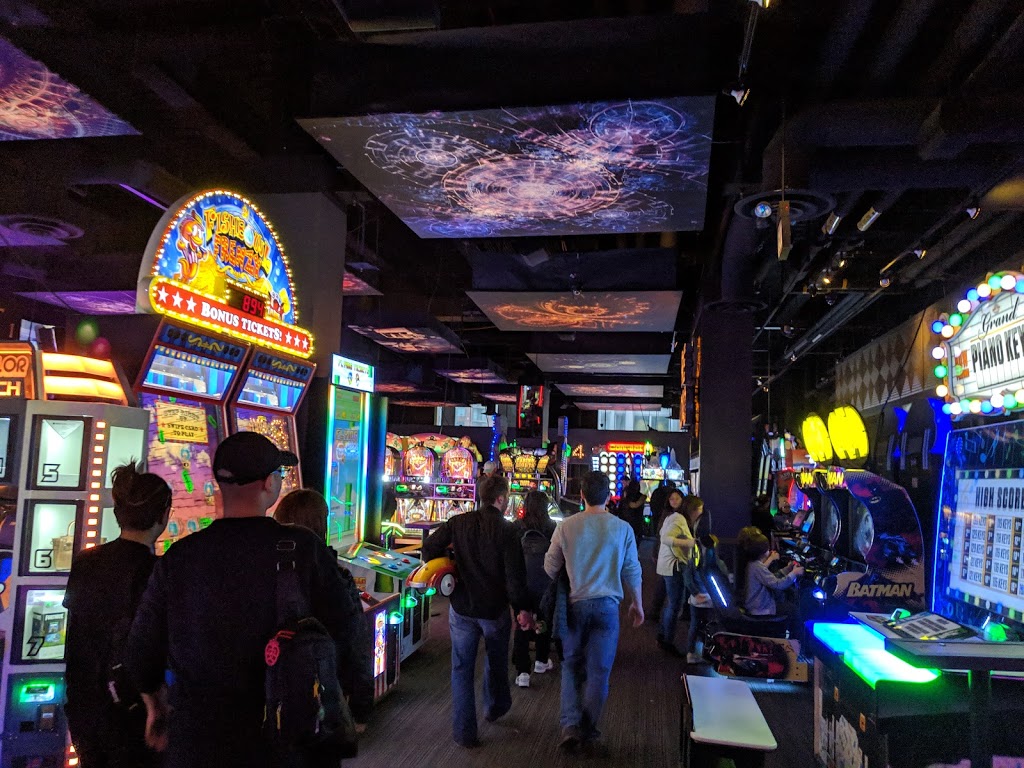 Lucky Strike Downtown Chicago | night club | 322 E Illinois St, Chicago, IL 60611, USA | 3122458331 OR +1 312-245-8331