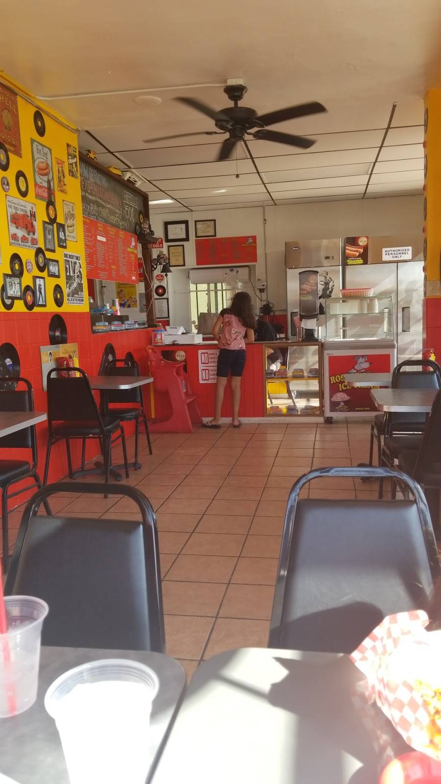 Roscoe’s Dogs | restaurant | 1962 Whitson St, Selma, CA 93662, USA | 5598983060 OR +1 559-898-3060