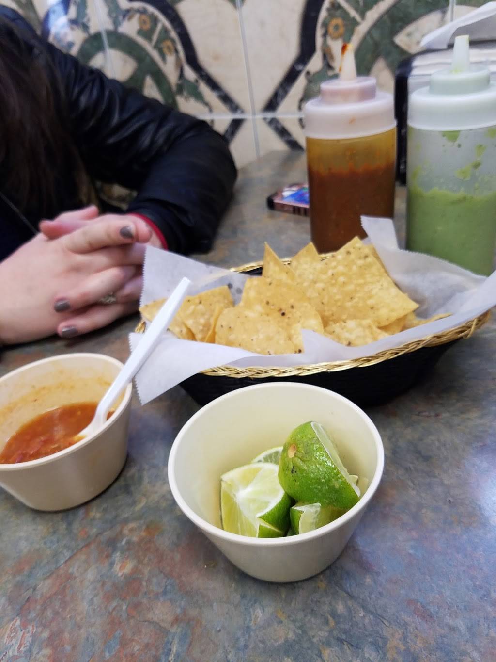 Taqueria El Tio | restaurant | 81 S River St, Aurora, IL 60506, USA | 6308446603 OR +1 630-844-6603