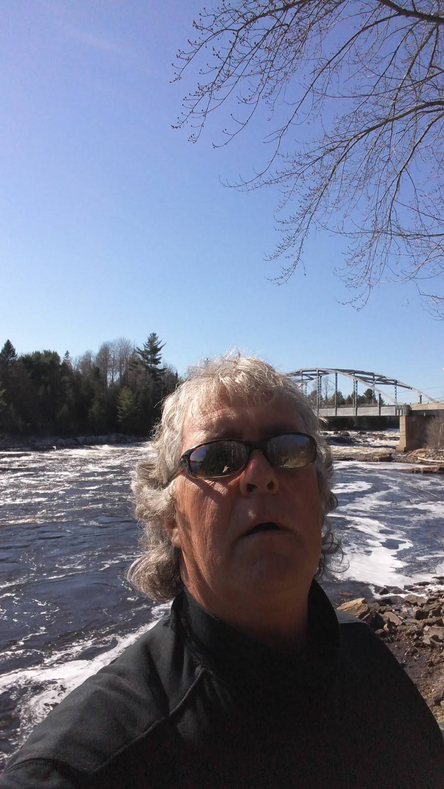 Casse-Croute Au Pignon Vert | meal takeaway | 1247 Trans-Canada Hwy, Grand-Remous, QC J0W 1E0, Canada | 8194382012 OR +1 819-438-2012