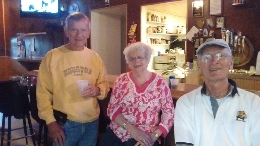 Topsys Bar & Grill | restaurant | 23 W Front St, El Paso, IL 61738, USA | 3095274338 OR +1 309-527-4338