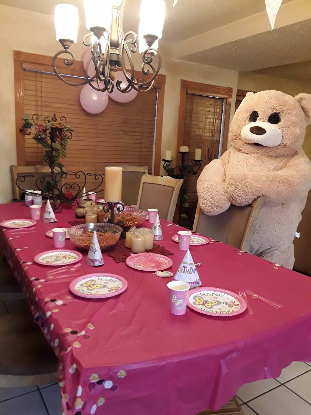 Raising Canes Chicken Fingers | meal takeaway | 2031 N Mesa St, El Paso, TX 79902, USA | 9153514303 OR +1 915-351-4303