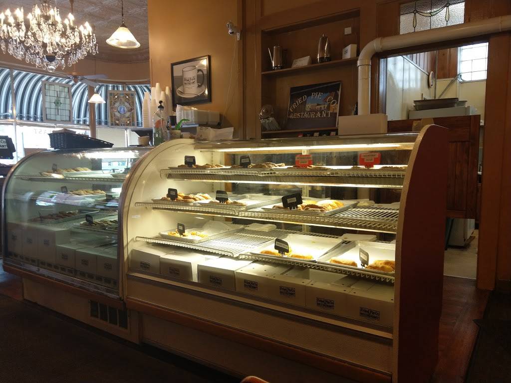 Fried Pie Co & Restaurant | restaurant | 202 W Main St, Gainesville, TX 76240, USA | 9406657641 OR +1 940-665-7641