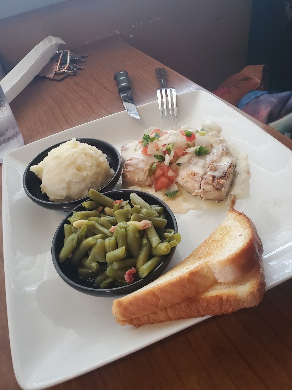 G-10’s Bar & Grill | restaurant | 1400 Ave F NW, Childress, TX 79201, USA | 9409387030 OR +1 940-938-7030