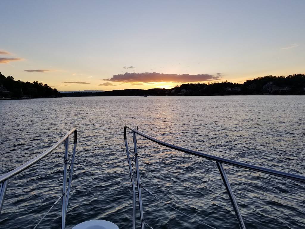 Lake Hickory Adventures | restaurant | 6707 Limbaugh Ln, Hickory, NC 28601, USA | 8283582384 OR +1 828-358-2384