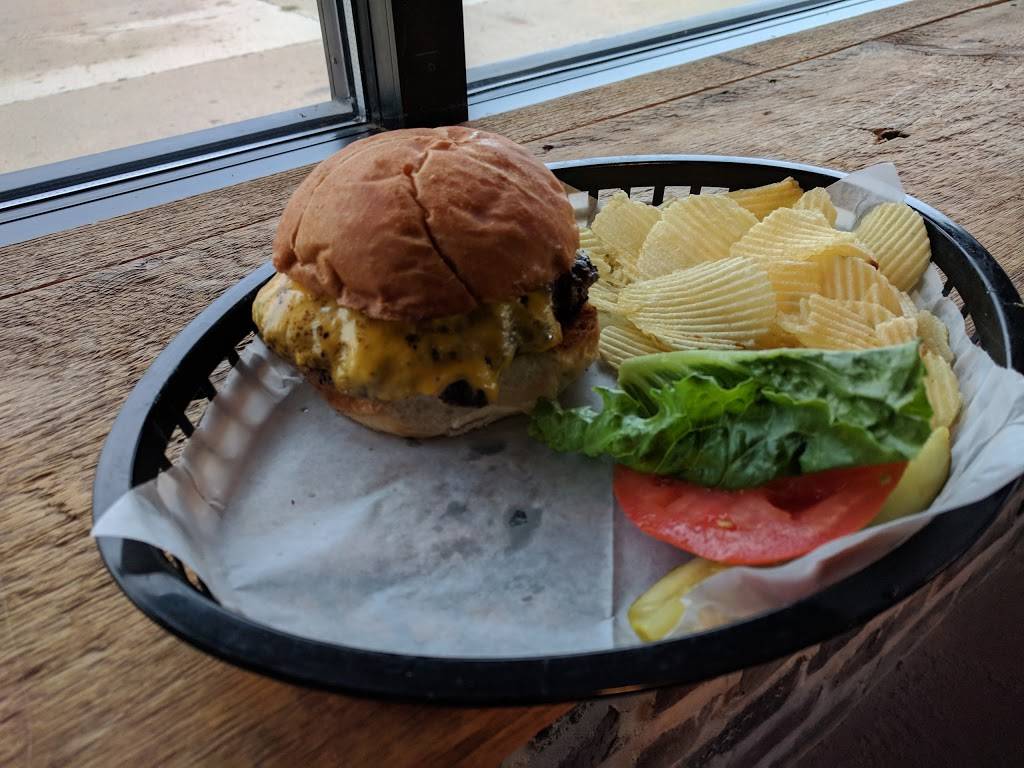 Hogz & Honeez | restaurant | W7771 State Rd 33, Beaver Dam, WI 53916, USA | 9203568741 OR +1 920-356-8741