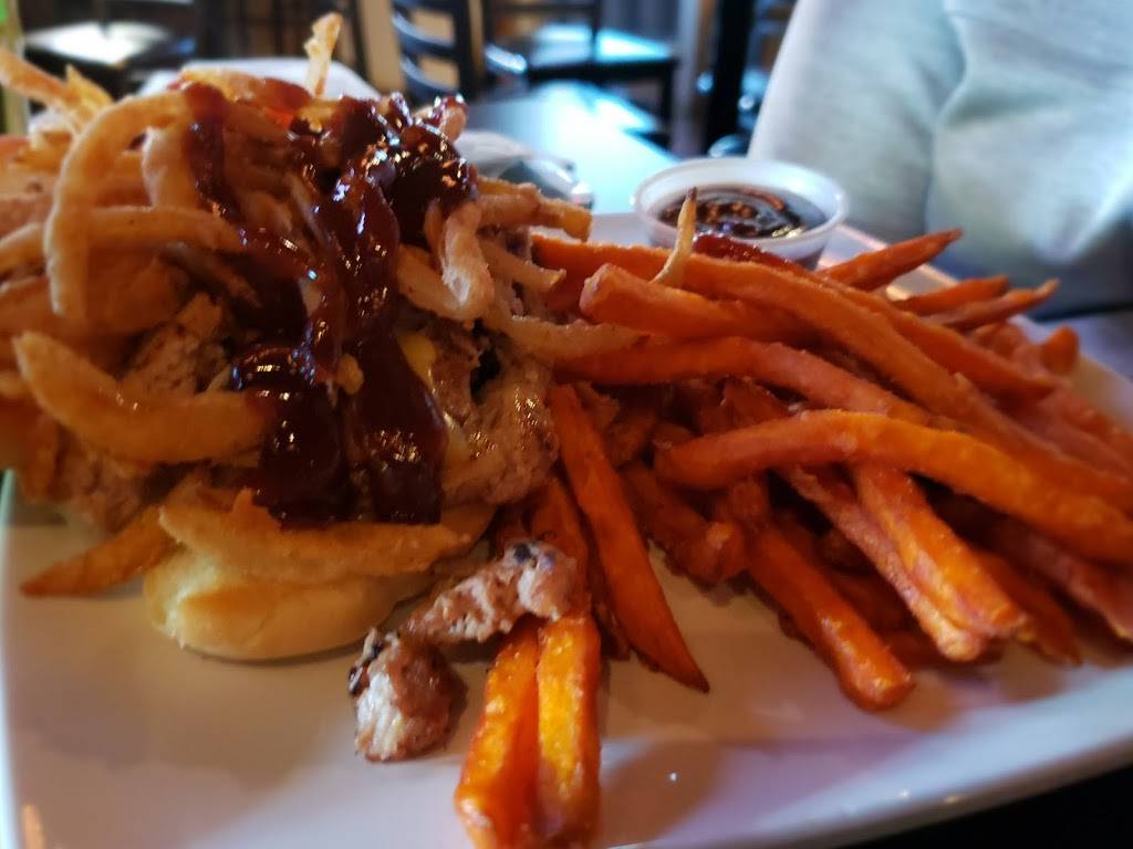 Scubas Pourhouse | restaurant | 1309 E Wisconsin Ave, Appleton, WI 54911, USA | 9203640488 OR +1 920-364-0488