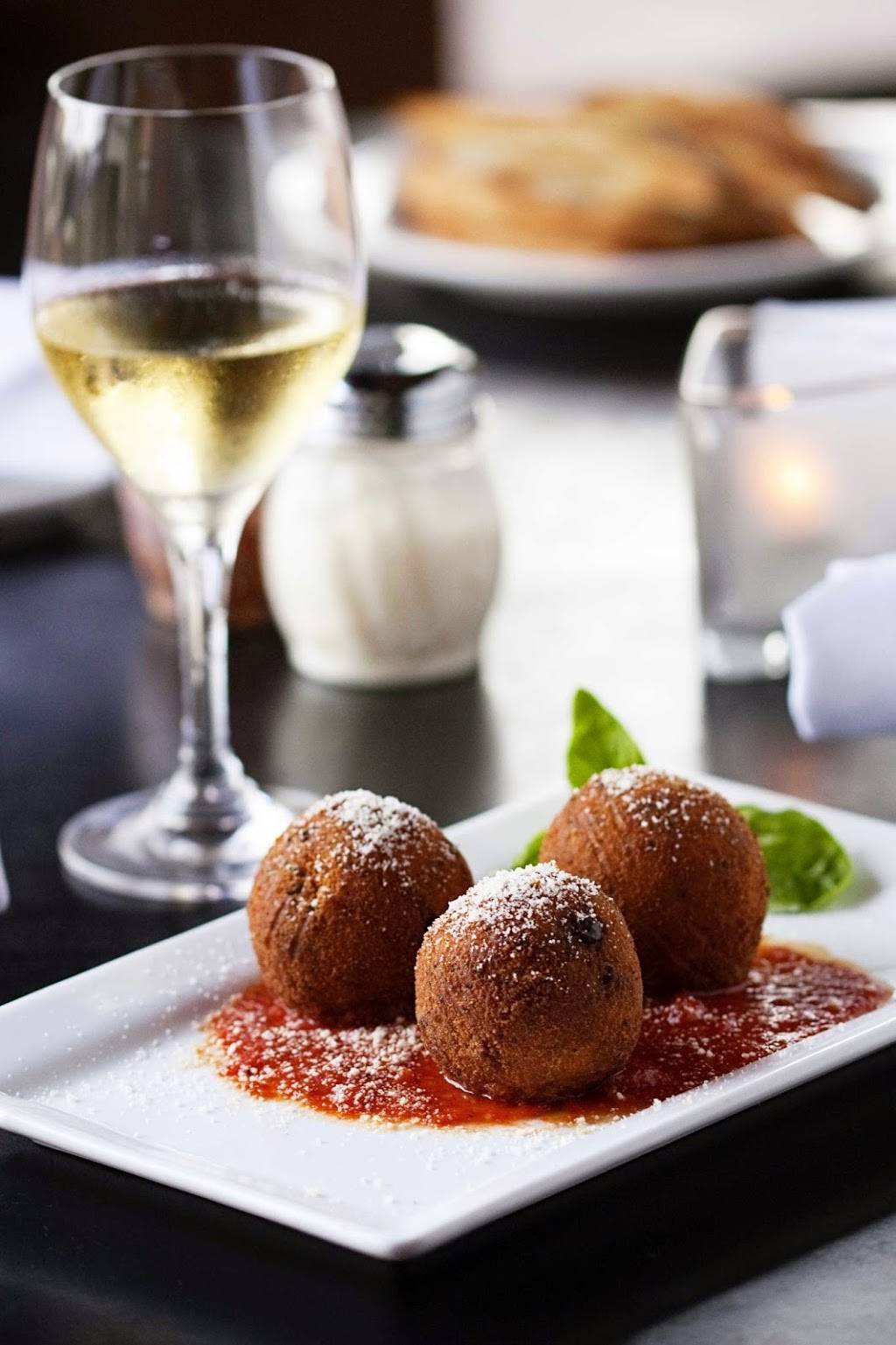 Vitos Sicilian Pizzeria & Ristorante | restaurant | 3515 Lindell Blvd, St. Louis, MO 63103, USA | 3145348486 OR +1 314-534-8486