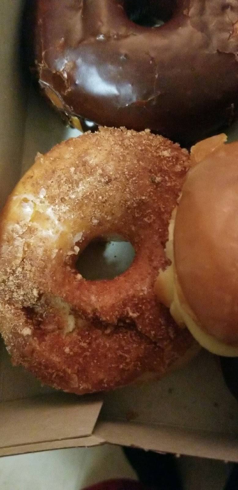 Yum Yum Donuts | cafe | 13501 Hubbard St, Sylmar, CA 91342, USA | 8183679800 OR +1 818-367-9800