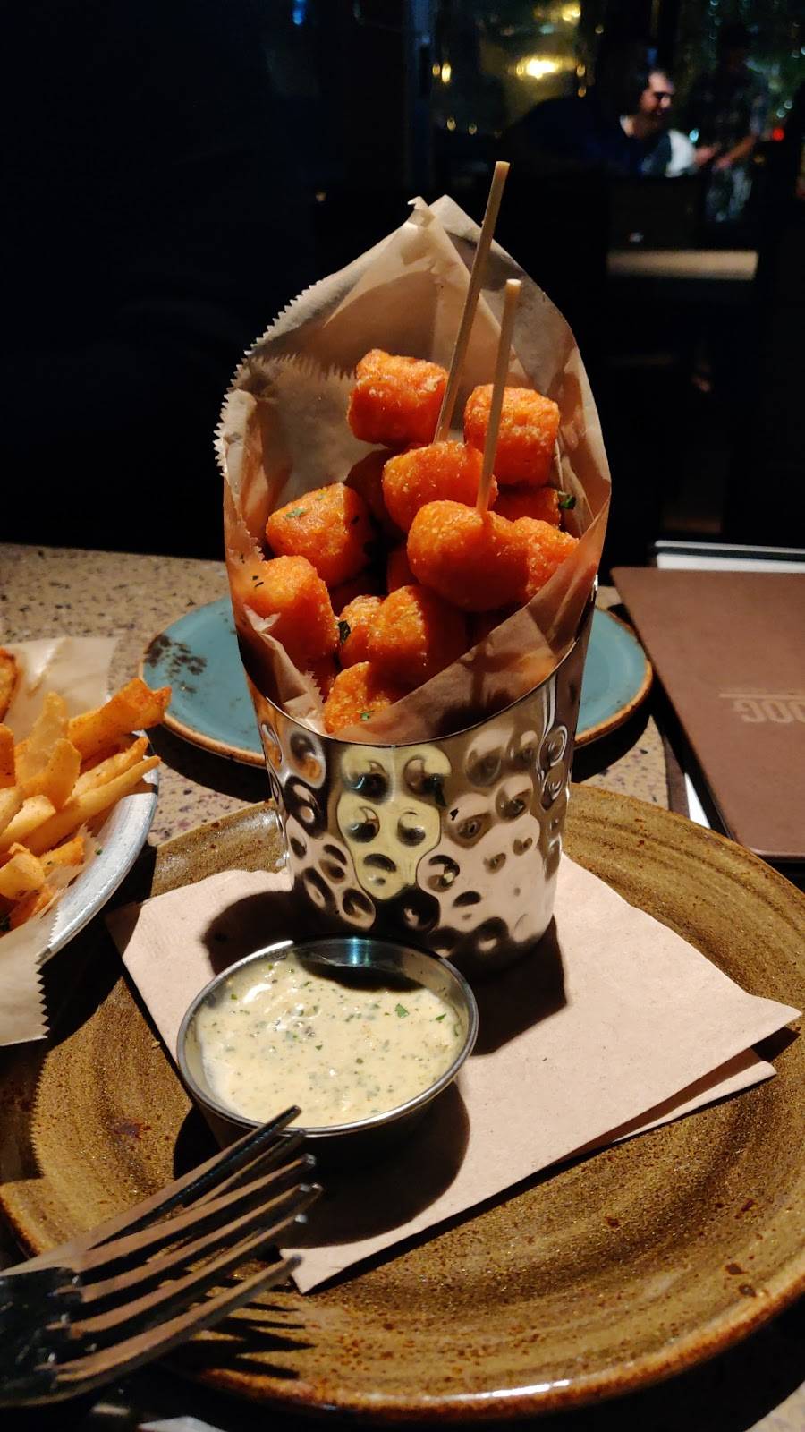 Lazy Dog Restaurant & Bar | restaurant | Villaggio Shopping Center, 7965 N Blackstone Ave, Fresno, CA 93720, USA | 5596915300 OR +1 559-691-5300