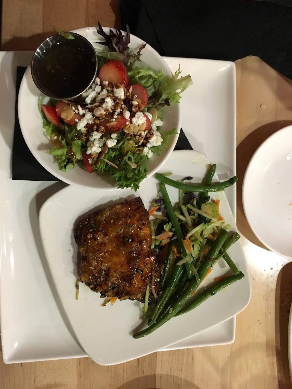 Walnut Grill Robinson | restaurant | 1210 Settlers Ridge Center Dr, McKees Rocks, PA 15136, USA | 4127472100 OR +1 412-747-2100