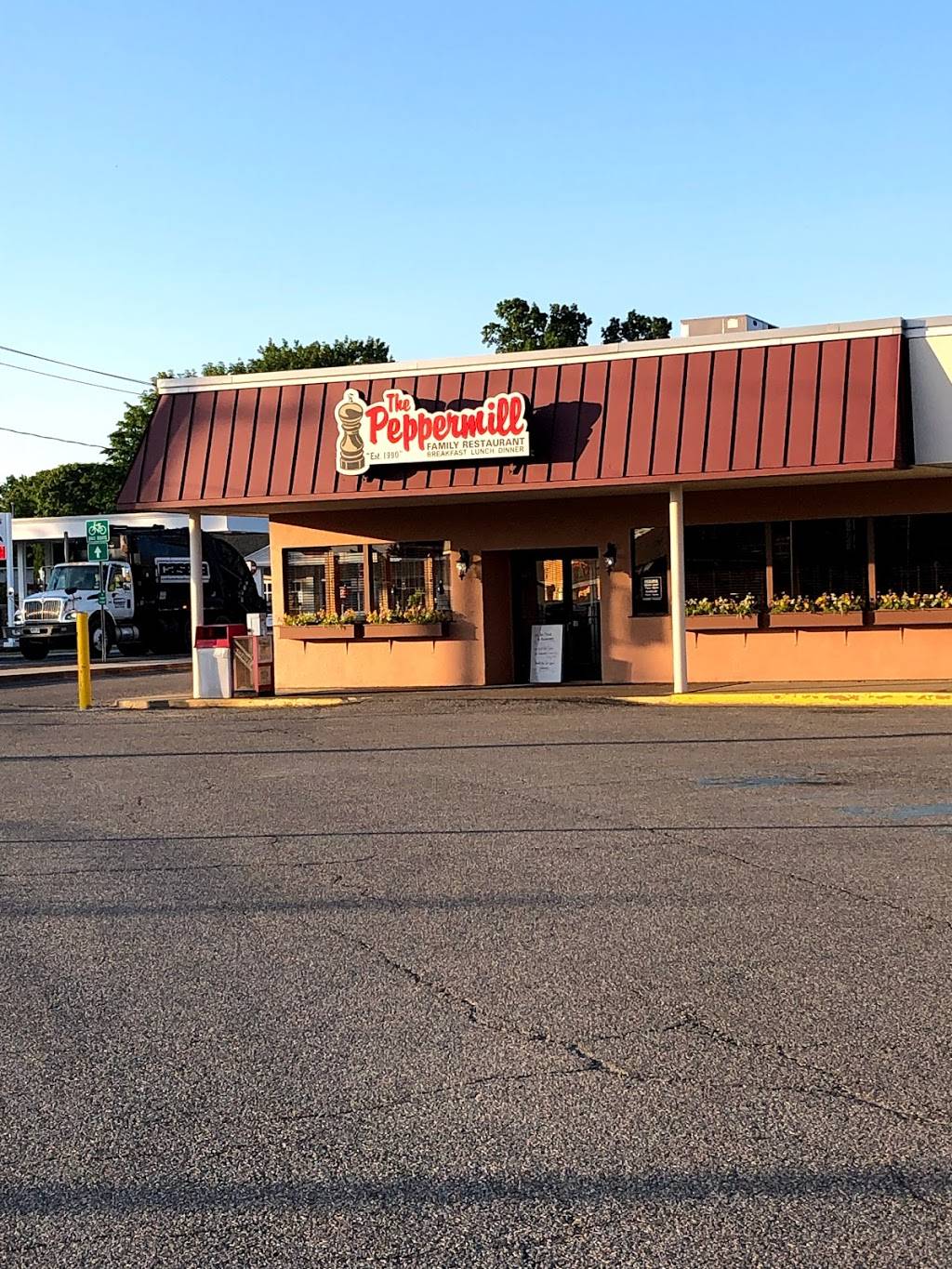 The Peppermill Family Restaurant | restaurant | 110 Main St, South Glens Falls, NY 12803, USA | 5187934606 OR +1 518-793-4606