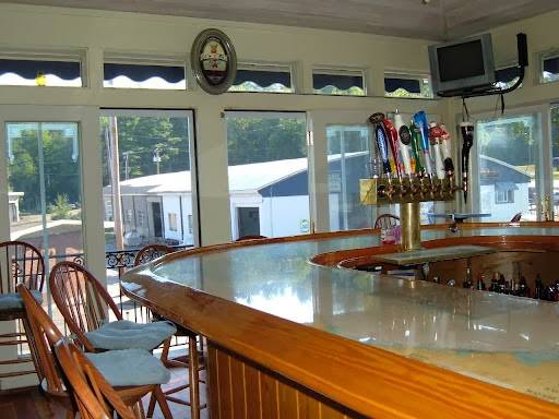 Lyons Den Restaurant & Tavern | restaurant | 25 Dock Rd, Gilford, NH 03249, USA | 6032938833 OR +1 603-293-8833