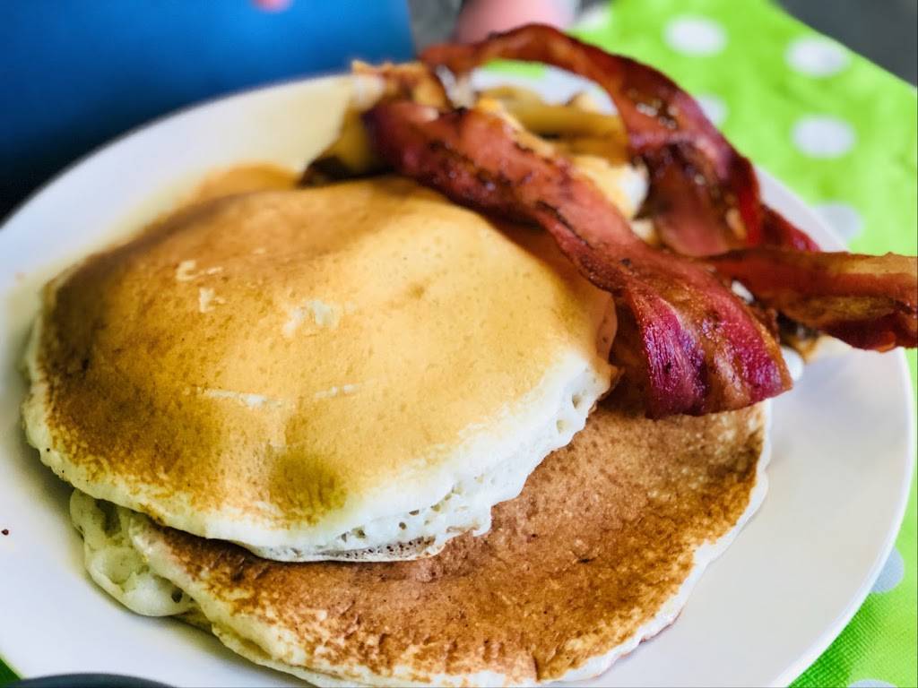 Easy Street | restaurant | 8240 McLeod Rd, Niagara Falls, ON L2H 2T6, Canada | 2892962328 OR +1 289-296-2328