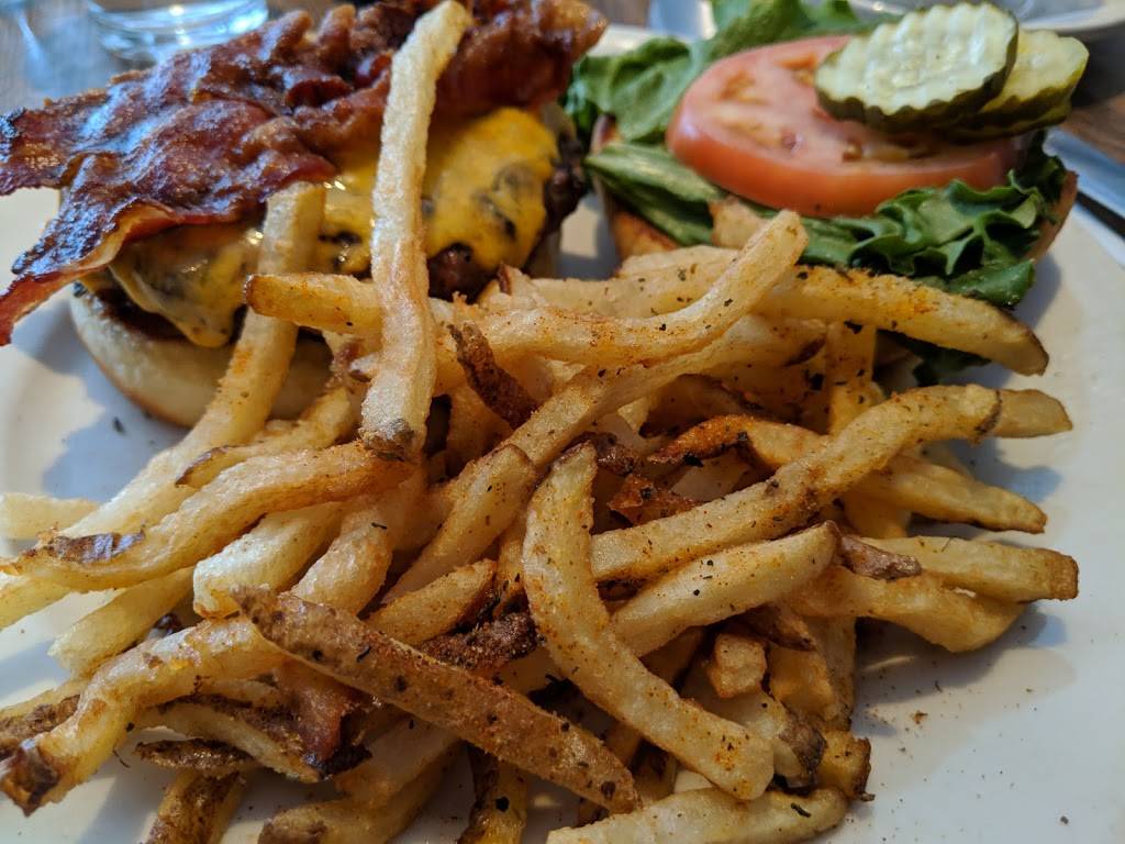 Upstairs Restaurant | restaurant | 4500 Mahoning Ave, Youngstown, OH 44515, USA | 3307935577 OR +1 330-793-5577