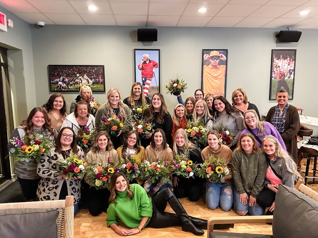 The Tee Box | restaurant | 223 E St Paul St, Spring Valley, IL 61362, USA | 8155549049 OR +1 815-554-9049