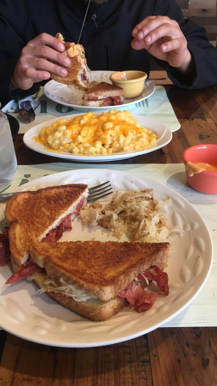 Southern Comforts | restaurant | 229 Plaza Blvd, Morrisville, PA 19067, USA | 2677975407 OR +1 267-797-5407