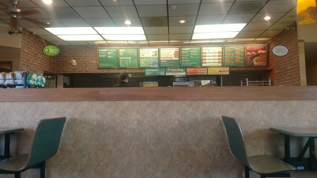 Subway | meal takeaway | 10406 16th Ave SW, Seattle, WA 98146, USA | 2067678917 OR +1 206-767-8917