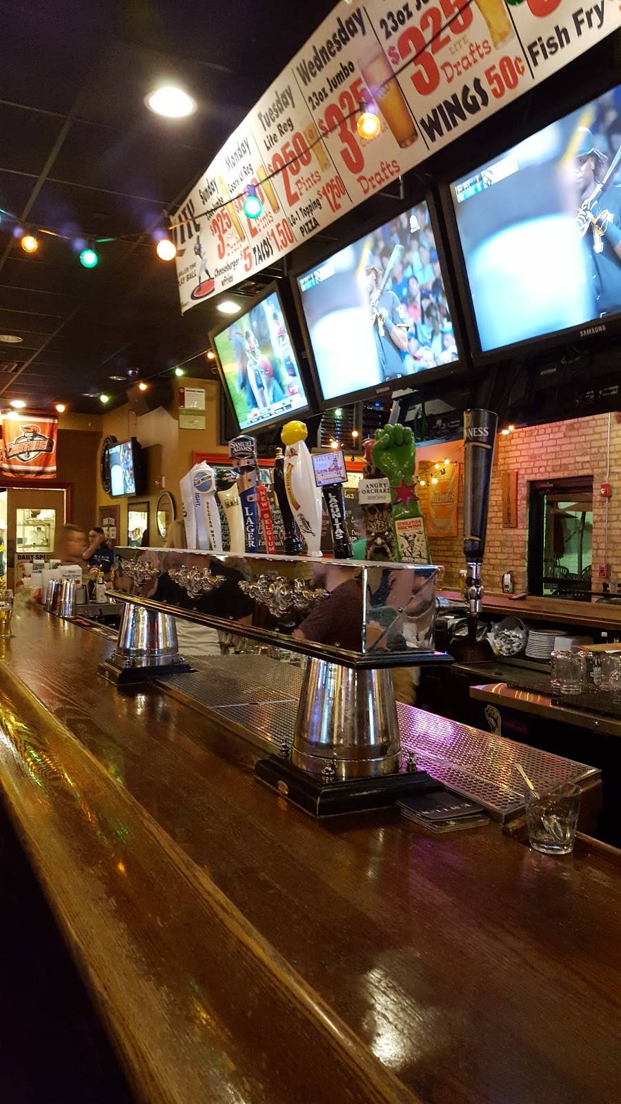 Emils Tavern on Center | restaurant | 161 Center St, Grayslake, IL 60030, USA | 8475438879 OR +1 847-543-8879