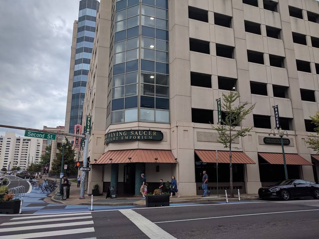 Flying Saucer Draught Emporium | restaurant | 130 Peabody Pl, Memphis, TN 38103, USA | 9015238536 OR +1 901-523-8536