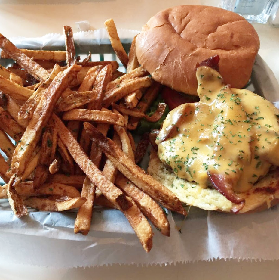 Ebbets Field | restaurant | 1027 E Walnut St, Springfield, MO 65806, USA | 4178655050 OR +1 417-865-5050