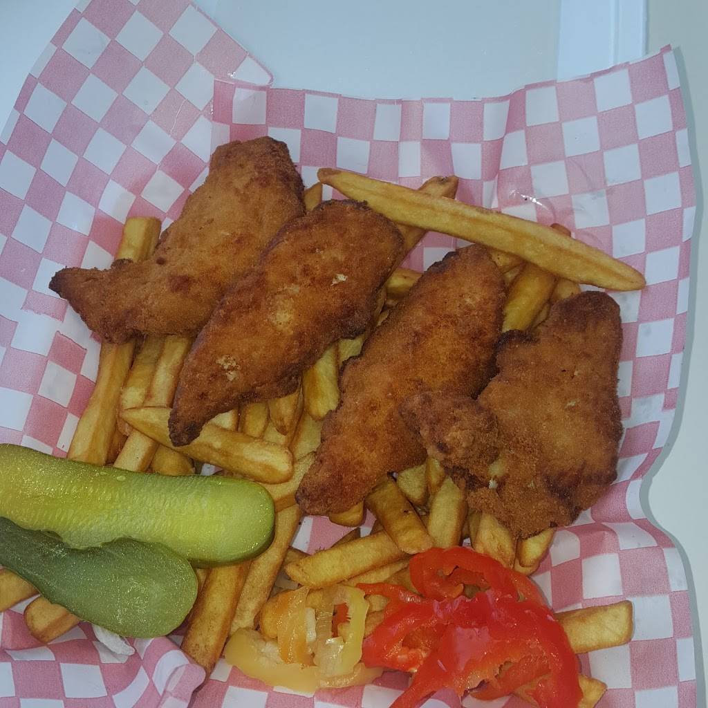 Le Chateau Chicken | restaurant | 300 City Centre Dr, Mississauga, ON L5B 3C1, Canada | 4168242113 OR +1 416-824-2113