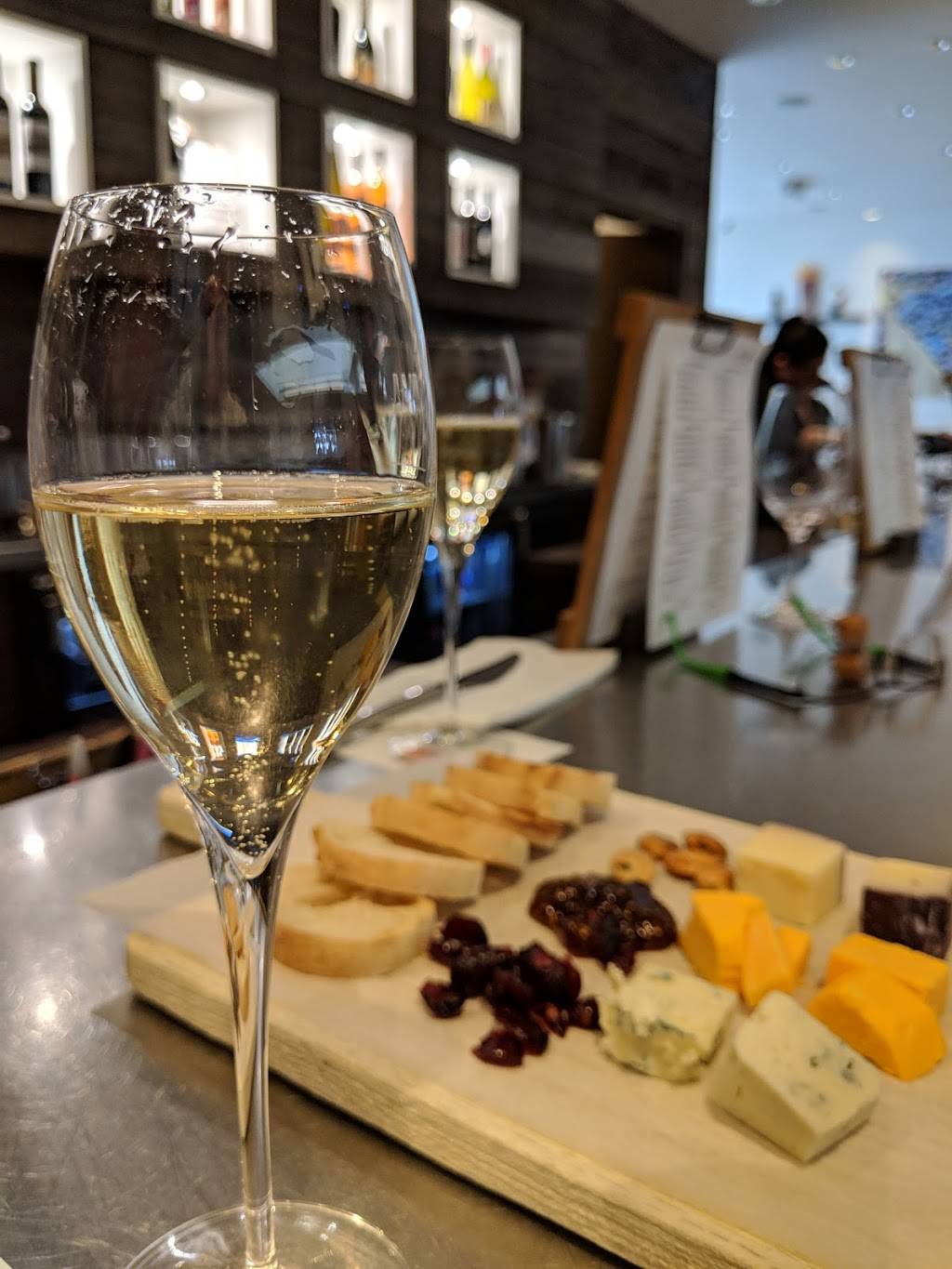 Vino Volo | restaurant | 5300 S Howell Ave, Milwaukee, WI 53207, USA | 4144890542 OR +1 414-489-0542