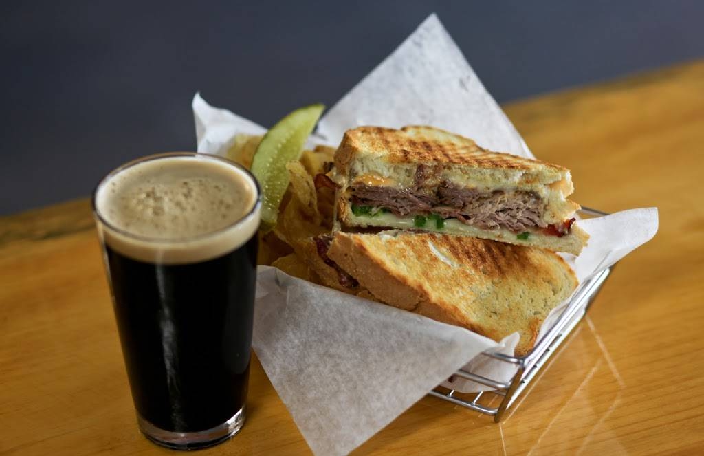 Lake Charlevoix Brewing Co | restaurant | 111 Bridge Park Dr, Charlevoix, MI 49720, USA | 2314373220 OR +1 231-437-3220