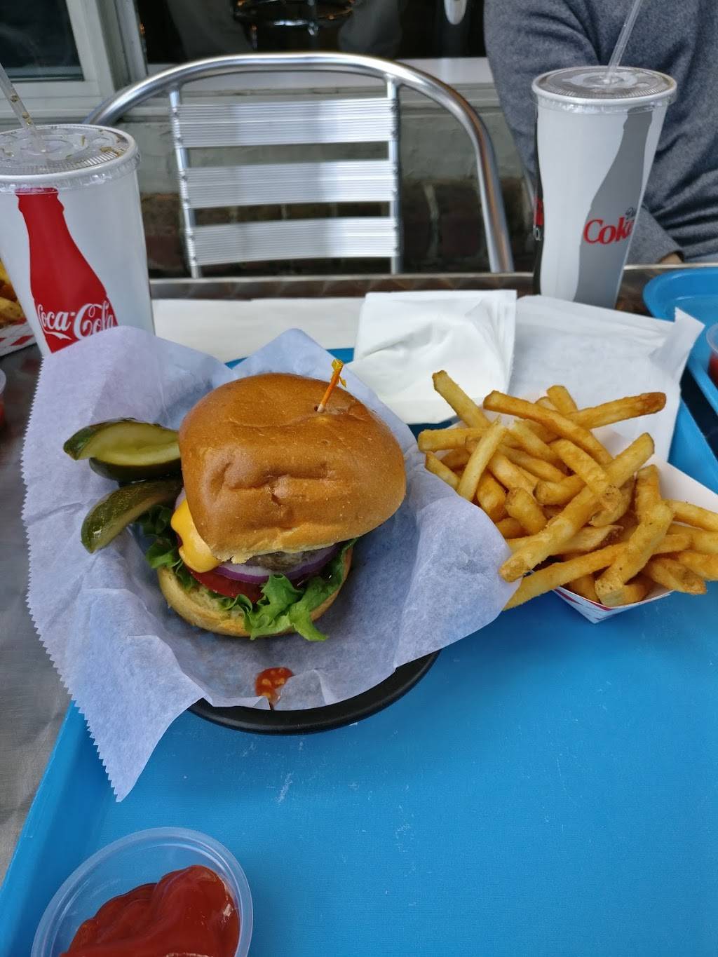 Phyllis Giant Burgers | restaurant | 8 E Blithedale Ave, Mill Valley, CA 94941, USA | 4153816010 OR +1 415-381-6010