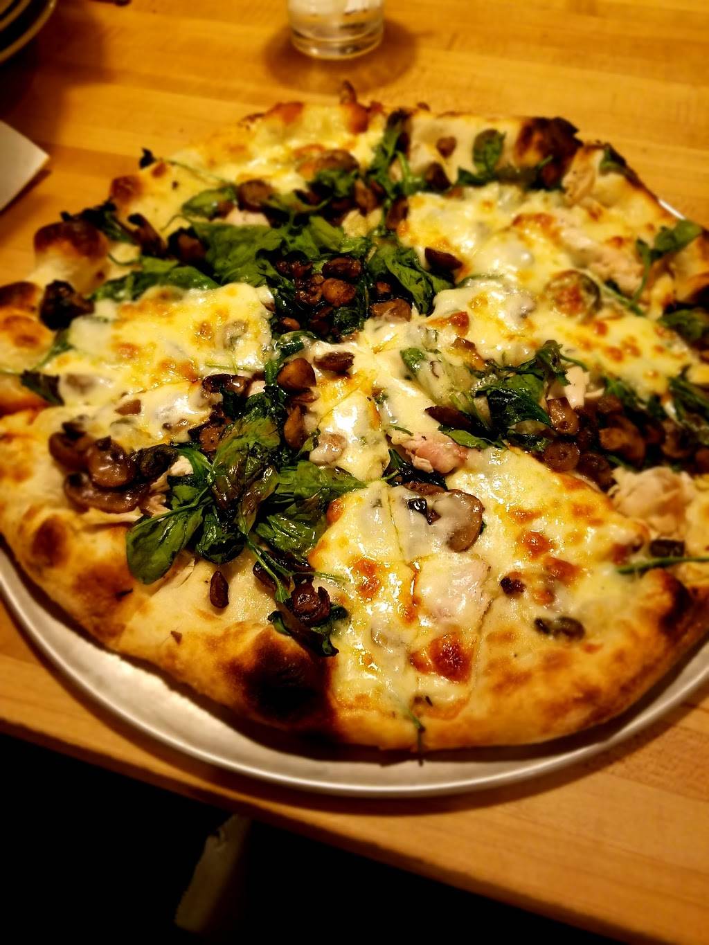 Pizzeria DeVille | restaurant | 404 N Milwaukee Ave, Libertyville, IL 60048, USA | 8473674992 OR +1 847-367-4992