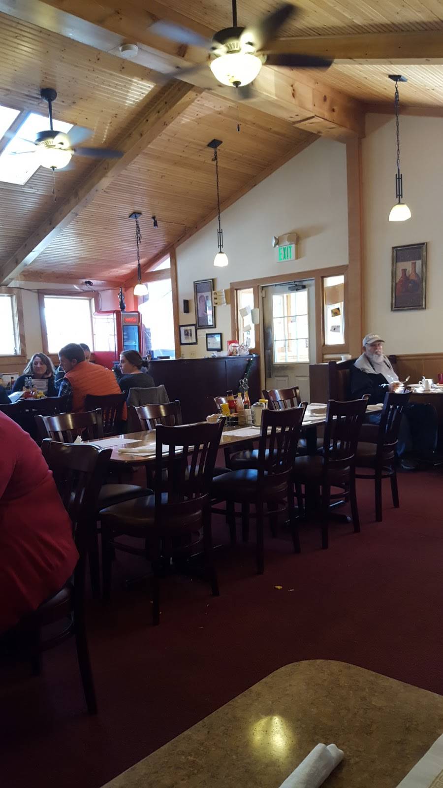 Benjamins Family Dining | restaurant | 2372 IN-163, Clinton, IN 47842, USA | 7658323122 OR +1 765-832-3122