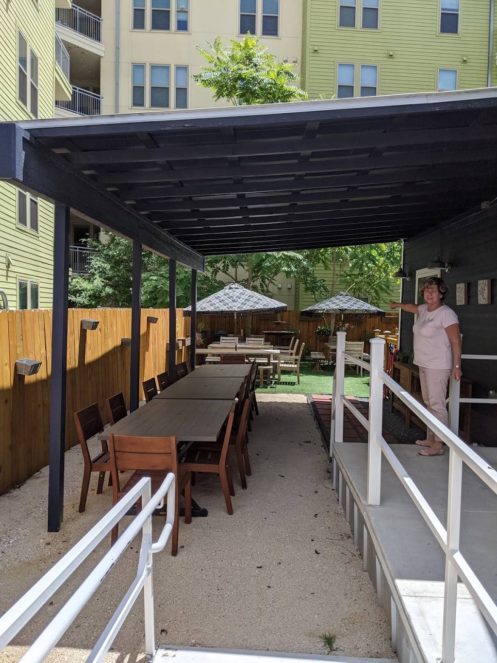 Tuttis A Place for Foodies | restaurant | 318 E Cevallos St, San Antonio, TX 78204, USA | 2105301313 OR +1 210-530-1313