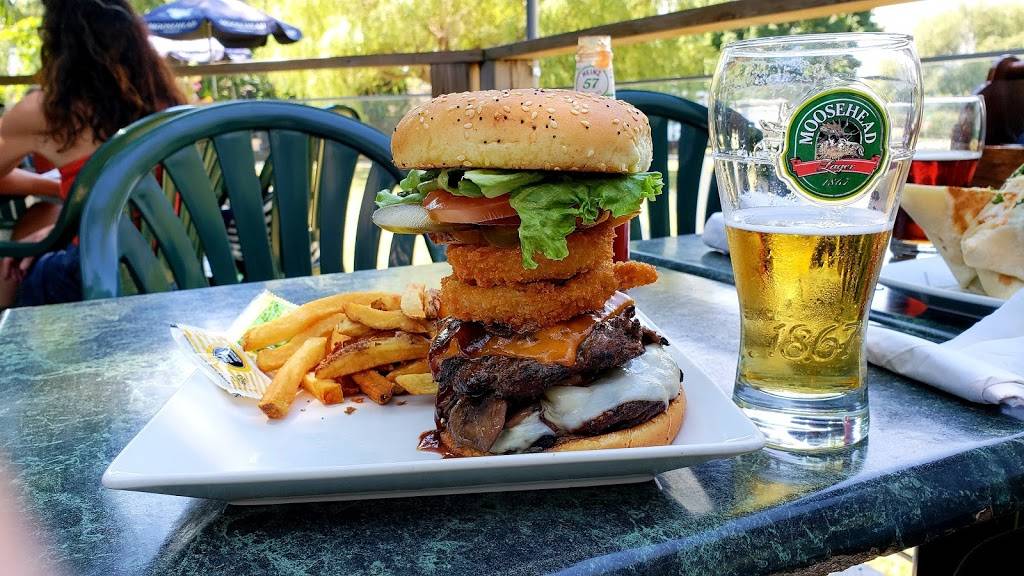 The Beach Lakefront Bar & Grill | restaurant | 221 Lake Dr N, Keswick, ON L4P 3C8, Canada | 9059890701 OR +1 905-989-0701