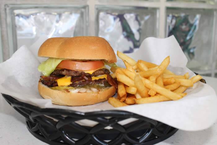 Zestys Frozen Custard & Grill | restaurant | 508 Greene Ave, Green Bay, WI 54301, USA | 9208840505 OR +1 920-884-0505