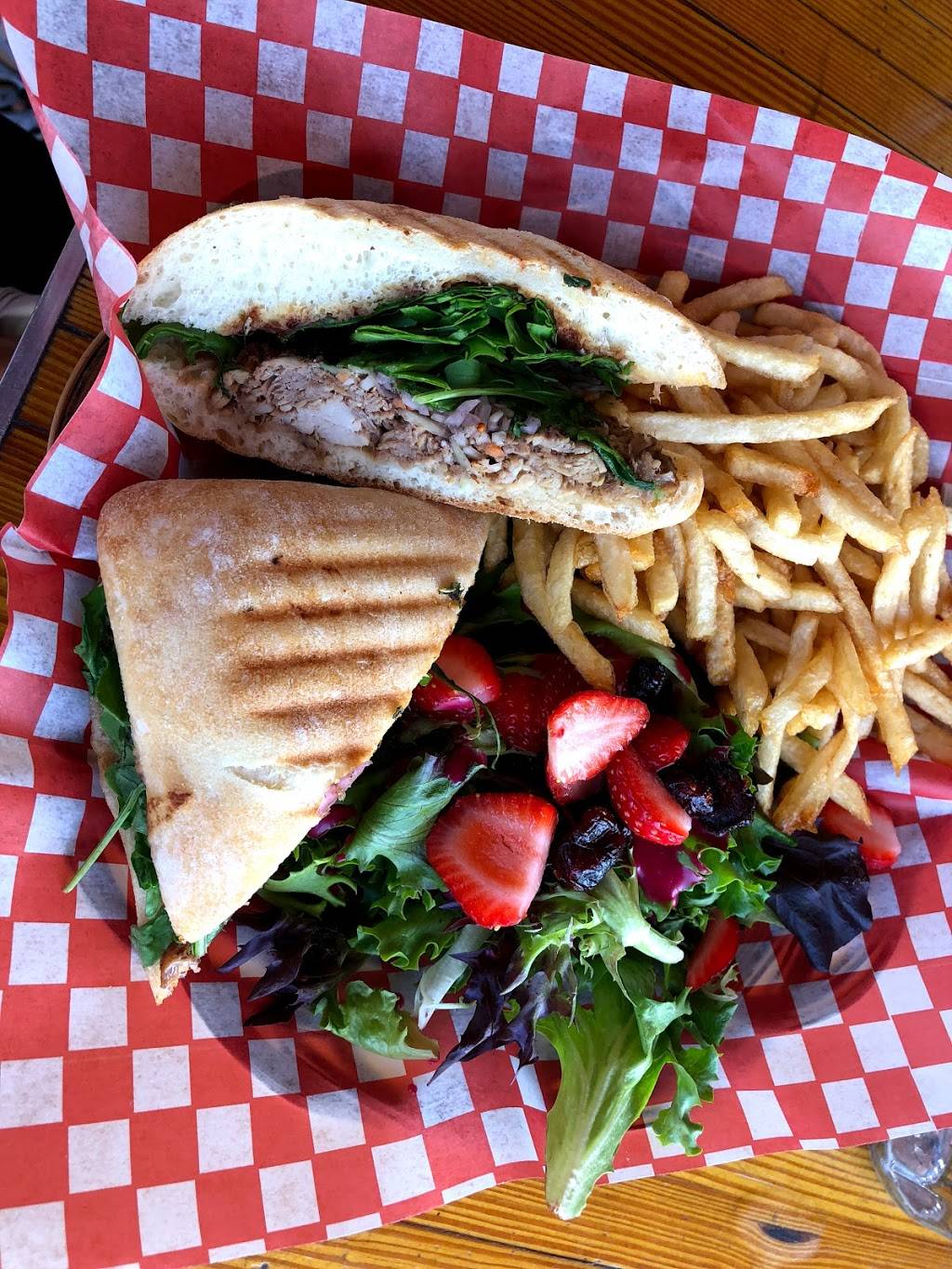 La Monnaguette | restaurant | 1225 Chemin Royal, Saint-Pierre, QC G0A 4E0, Canada | 4188282525 OR +1 418-828-2525