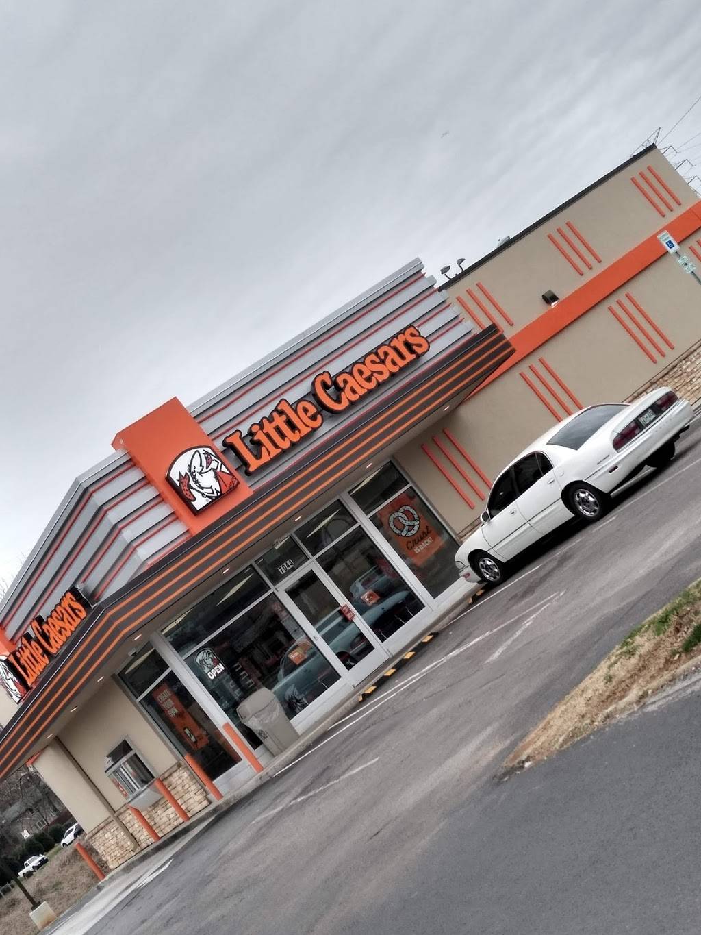 Little Caesars Pizza | meal takeaway | 7044 Kingston Pike, Knoxville, TN 37919, USA | 8653071224 OR +1 865-307-1224