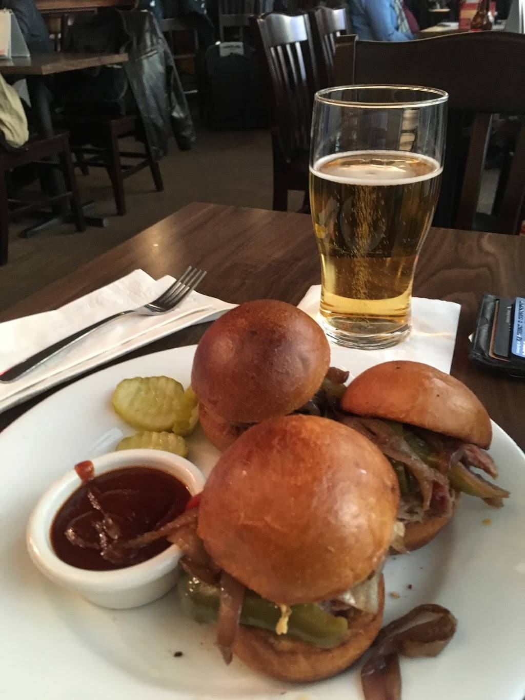 Red Rocks Bar & BBQ | restaurant | 8500 Peña Blvd, Denver, CO 80249, USA | 3033427176 OR +1 303-342-7176