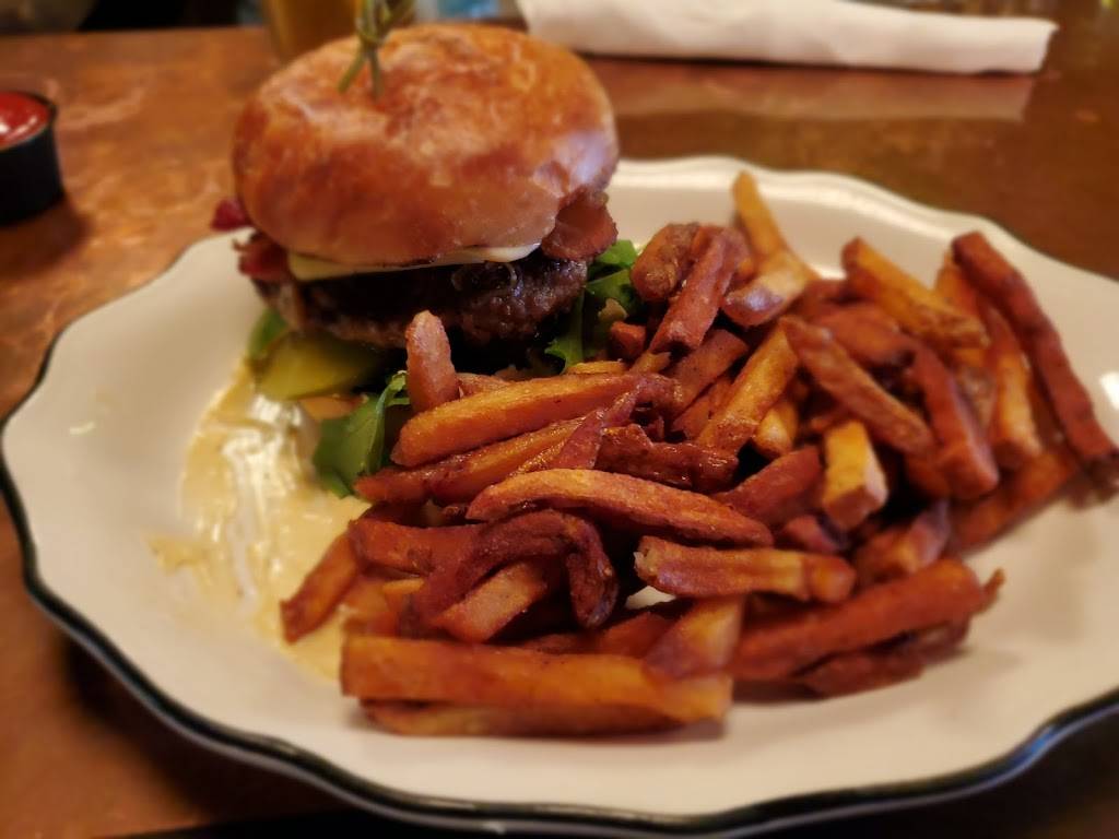 Le Trèfle | restaurant | 4718 Rue Wellington, Verdun, QC H4G 1X3, Canada | 5147623324 OR +1 514-762-3324