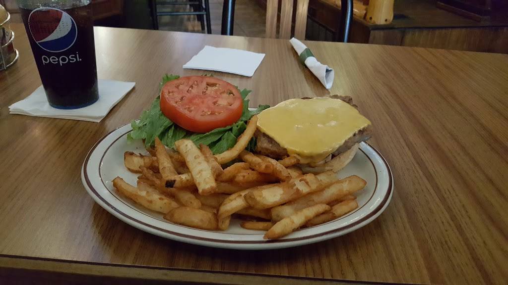 Hunt Club of Hillsdale | restaurant | 24 N Howell St, Hillsdale, MI 49242, USA | 5174377356 OR +1 517-437-7356