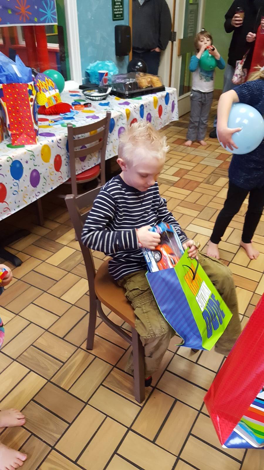 Subway | meal takeaway | 11 W Marine Dr, Astoria, OR 97103, USA | 5033253322 OR +1 503-325-3322