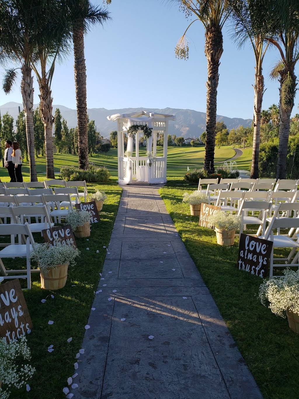 The Lakes Bar & Lounge | restaurant | 16600 Clubhouse Dr, Fontana, CA 92336, USA | 9093502500 OR +1 909-350-2500