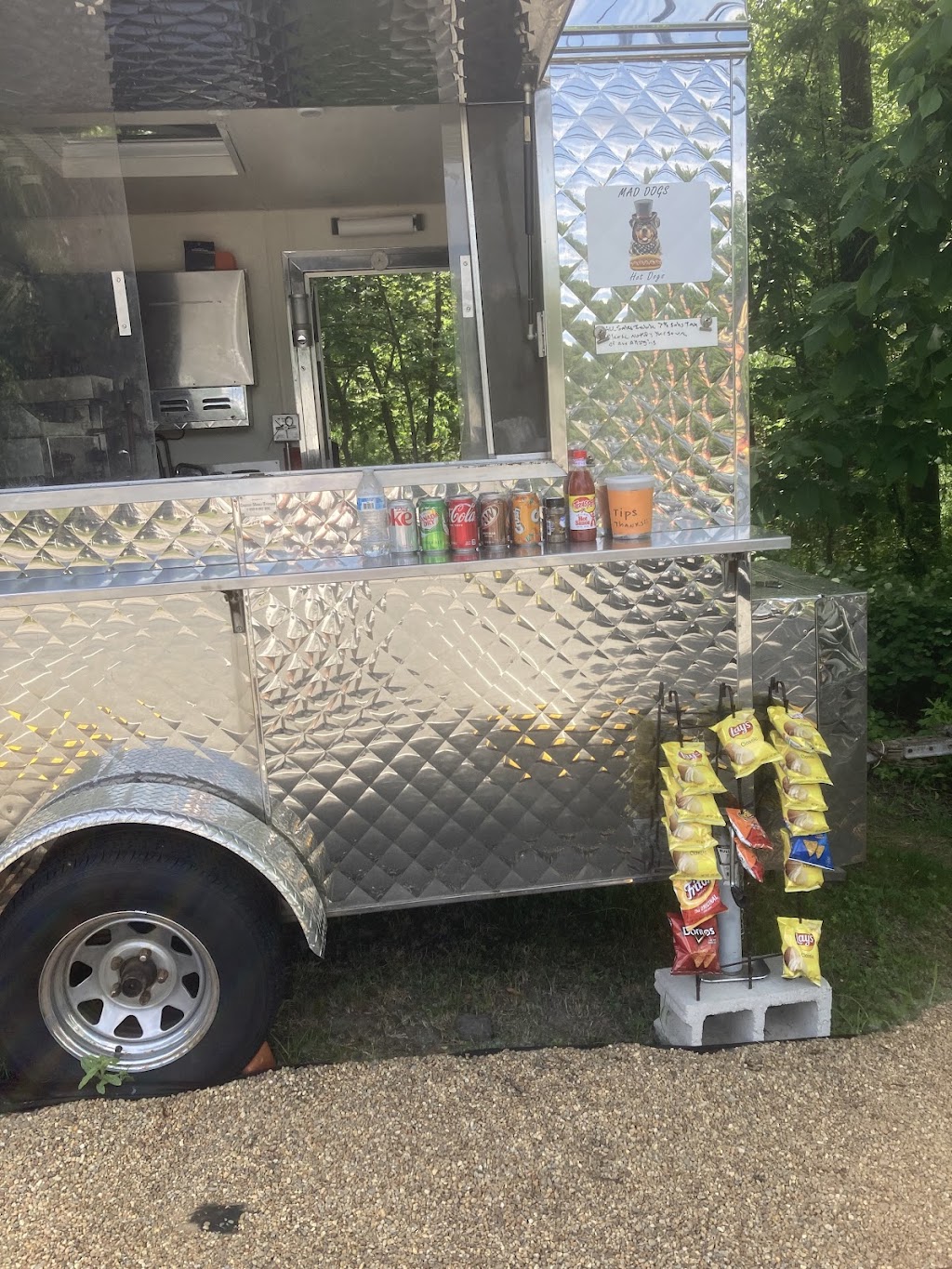 Mad Dogs Hot Dogs | restaurant | 25 Providence Rd, Sutton, MA 01590, USA | 5089346462 OR +1 508-934-6462